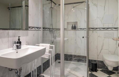 CLS Moderne City-Wohnung Hamburg Tiefgarage, Klimaanlage, Free-TV, 65 Zoll Smart-TV, E-Laden, Balkon, Parken, Nespresso Maschine inklusive Kapseln, Blick über Hamburg, Cafe im Haus, Bus gegenüber, Flex Check In - Foto 5