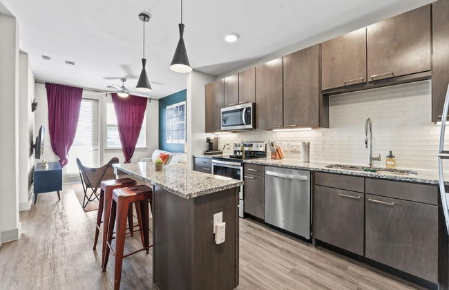 Vibrant 1BR King Suite Close to Downtown w Fast Wifi - Foto 3