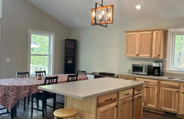 All Decked Up - wifi, view, river access, fire pit, 3 bedrooms, games, family friendly - Foto 5