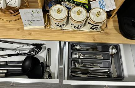 Cozy Stay with Games, 15 min to NYC, Private Backyard - Sleeps 6 - NEAR METLIFE STADIUM - Foto 22