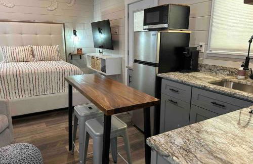 Blissful Nook Tiny Home, Cozy Retreat, Hot Tub, Close to Town, Deep Creek, & Entrance to National Park - Foto 15