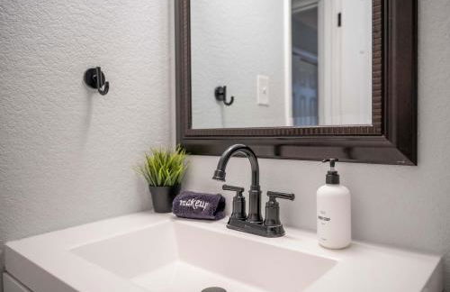 Private Upper Unit Home, Pet Friendly, Min to DT - Foto 21