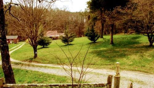 Tranquil Cabin with Hot Tub & Creek Views Near Bass Pro, Kodak Tennessee - Foto 5