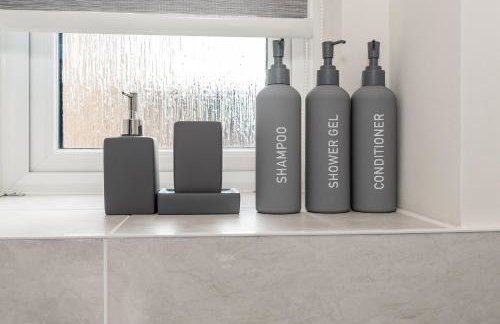 Cozy 2 Bed in Milton Keynes Free parking & WiFi - Photo 3