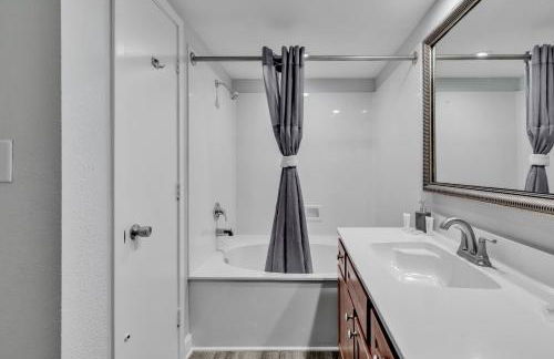 Ocean View 1BR Condo with Private Balcony - Foto 46