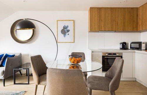 Staines City Centre by Charles Hope - Foto 33