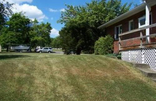 Waterfront retreat w/ wraparound deck & BBQ - Foto 21