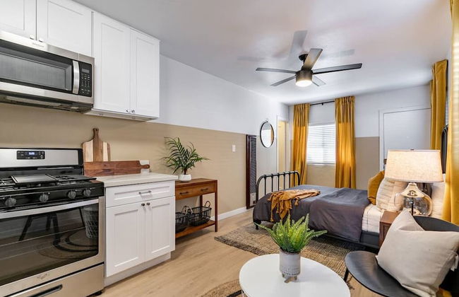 Live Like a Local - Studio With Huge Backyard - Foto 10