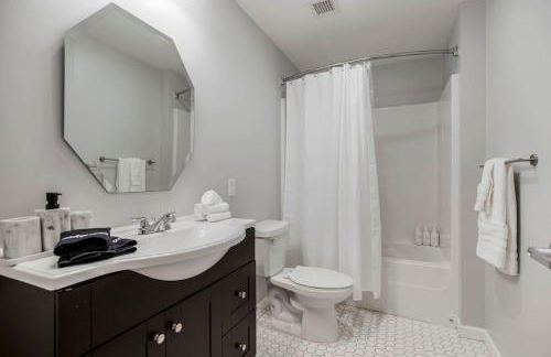 Classy 2BR-Parking, Rooftop,Near Arrowhd & TMobile - Photo 56