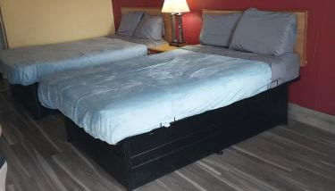 2 Queens Bed Hotel Room 142 - Foto 2