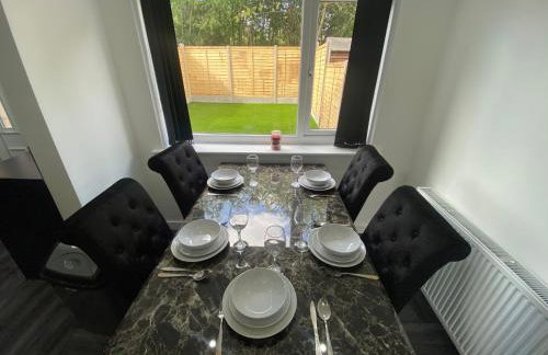Modern 3 Bedroom Holiday Home -Jaquzzi Bath -Private Parking-suitable for contractors - Free WiFi - Foto 9