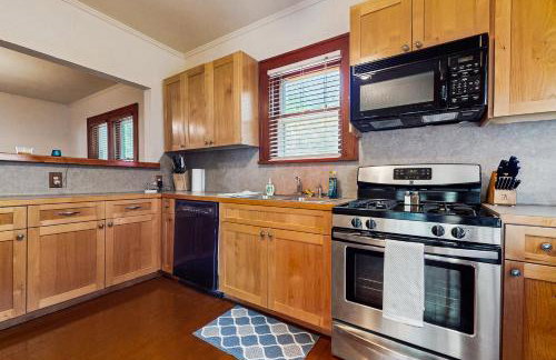 Walkable 1900s Home with Porch in Downtown Buda - Foto 7