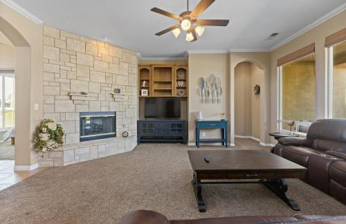 Spacious 4BR 3BA Home KING Suite Pool Sleeps 8 - Photo 5