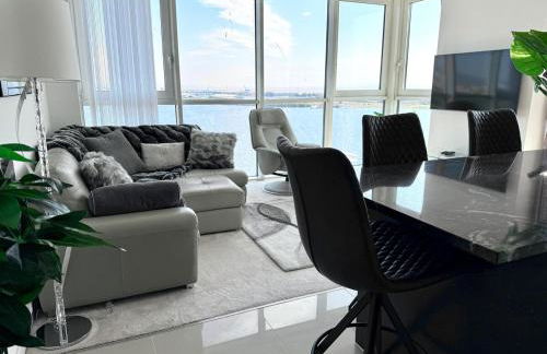 Luxury Waterfront Apartment With Panoramic View - Photo 14