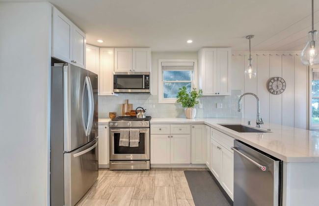 West Shore Lake House by Avantstay Ski Cabin w/ Backyard Sledding Hill! - Photo 19