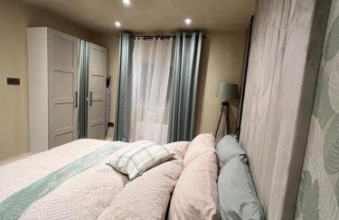 2 bedroom self catering detached outhouse with garden area - Photo 4