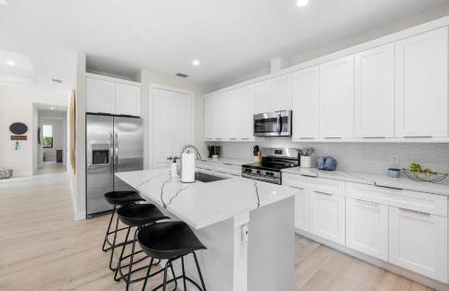 Colorful retreat near beach and pickleball courts - Foto 29