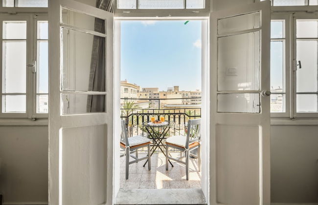 Vintage Charm 1BR Apt w Balcony & View - Foto 15