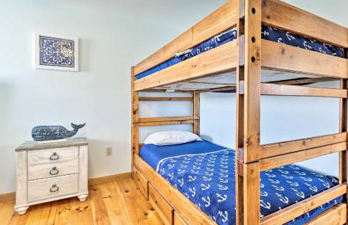 Oceanfront Cape Cod Home with Porch, Yard and Grill! - Foto 18