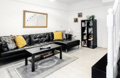 4 Bed House - Sleeps 8 - Garden Pets Wifi - Foto 7