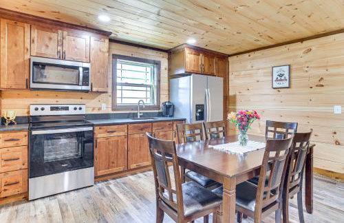 Pet-Friendly Yard! Nature Escape in Forest City - Foto 9