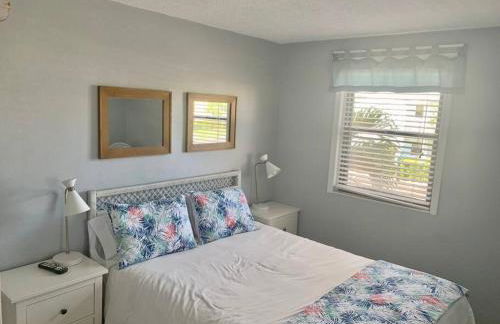 Gorgeous Beach view balcony with heated pool - Foto 10