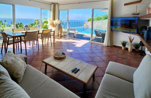 Villa Ocean Wave Calheta - Oversized Pool & Stunning Ocean Views - Photo 26