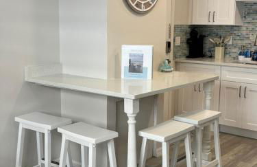 Beautiful Sunsets just Steps from Beach with King Bed and Queen Sleeper Sofa - Foto 8