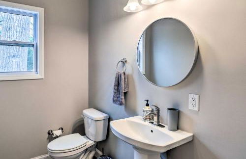 Modern Candler Home with Deck and Yard! - Foto 12