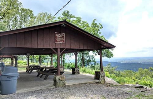 A-Frame with VIEWS - Walk to Downtown and Park - Pets OK - Foto 54