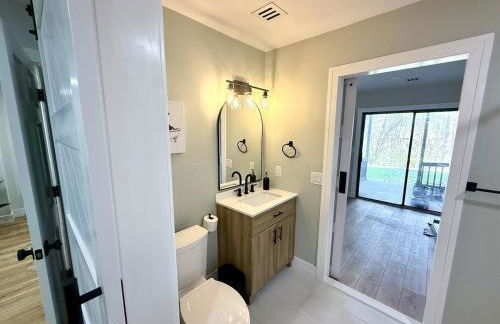 The Canopy 4BR Forest Escape Spa, Sip, and Unwind - Foto 3