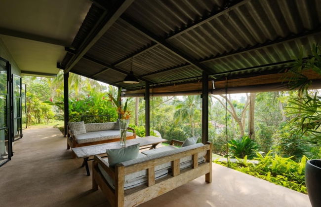 Cool and Contemporary Hilltop Villa With Ocean Views - Photo 10