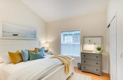 Steps to Beach! Airy Coastal Escape with Deck - Foto 11