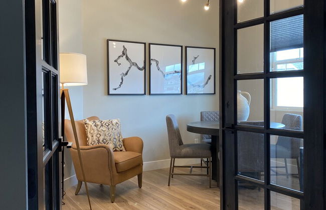 Upscale Waterfront Estate With Mountain Sunset Views - Foto 60