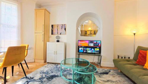 Spacious & Cosy 2 Bedroom Home plus 2 Sofa-beds with Private Entrance and Back Patio, 3 min walk to Earl's Court Station - Photo 3