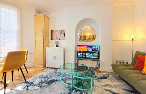 Spacious & Cosy 2 Bedroom Home plus 2 Sofa-beds with Private Entrance and Back Patio, 3 min walk to Earl's Court Station - Photo 3