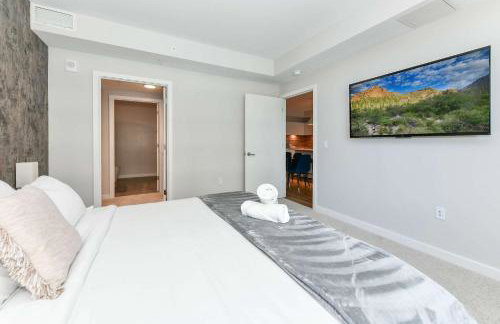 Urban 2BR Oasis with Scenic Rooftop and Gym - Foto 66