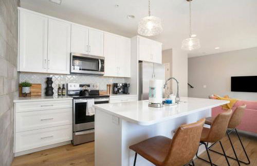 New Beautiful 8th Street Condo with 2 Balconies George 203 - Photo 5