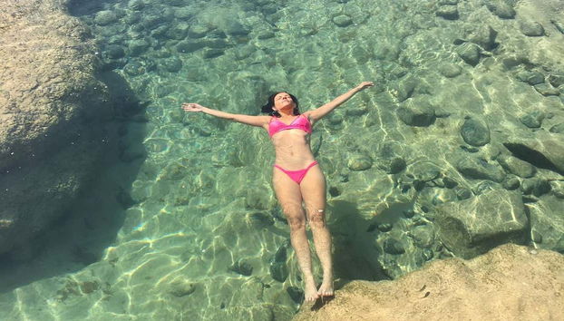 Relaxando em uma piscina natural