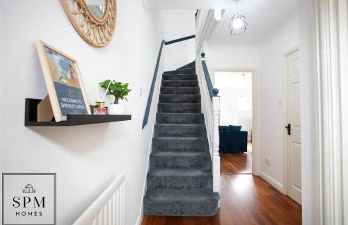 Large 3 Bed House - Long Stays Welcome - Smart TVs in Each Bedroom - Parking - Wifi - Foto 16