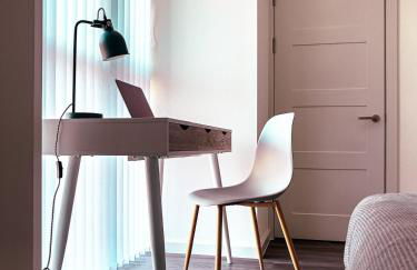 Spacious 1-Bedroom Apartment near Kew Gardens with Balcony & Parking - Foto 16