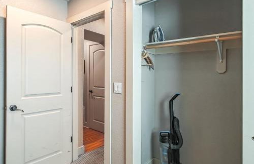 Quiet Plaza Two bedroom 2 Bathroom - Photo 16