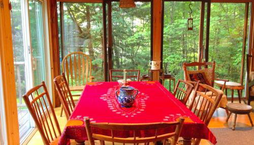 Charming Cabin with Serene Lake Views for a Family Getaway near Pittsfield, Massachusetts - Foto 3