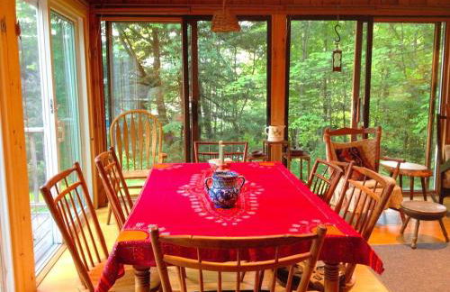 Charming Cabin with Serene Lake Views for a Family Getaway near Pittsfield, Massachusetts - Foto 3