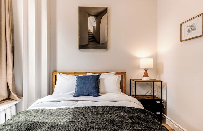 Historic Two Bedroom Facing Parliament - Photo 2