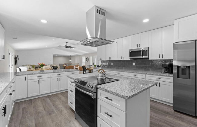 Fireside Fun by Avantstay Sleeps 18 Waterfront + Pool - Foto 9