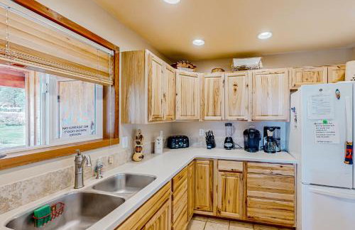 Rustic Cabin with Decks and Hot Tub in Garden Valley! - Foto 9