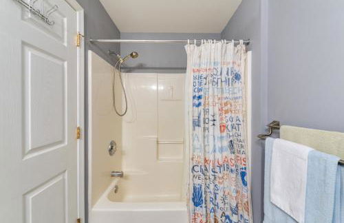 Condo with Deck Walk to Beach and Convention Center! - Foto 21