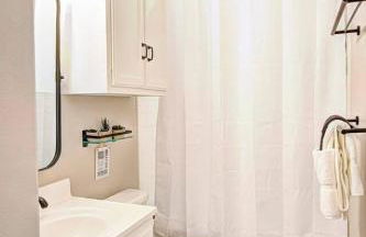 NEW Oak Lodge at Little Ranches 5 min to Square - Foto 17