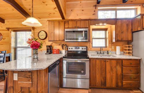 Waterfront Seneca Cabin about 4 Mi to Boat Launch! - Foto 9